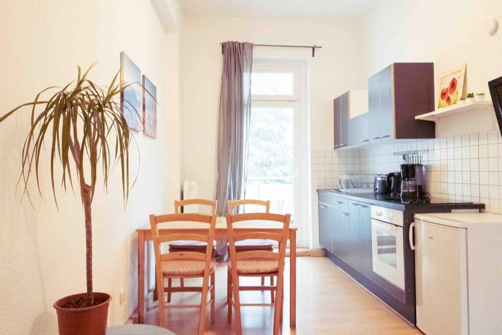 Altbauwohnung Direkt An Der Karli Mit Balkon - Netflix Inklusive Leipzig Luaran gambar