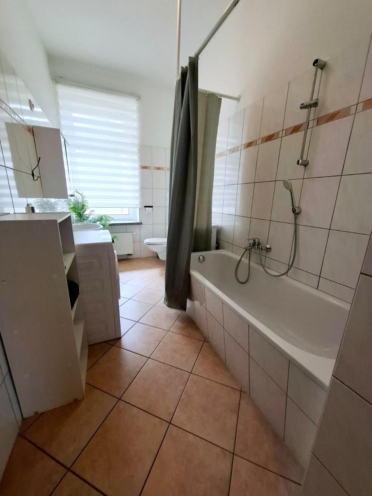 Altbauwohnung Direkt An Der Karli Mit Balkon - Netflix Inklusive Leipzig Luaran gambar