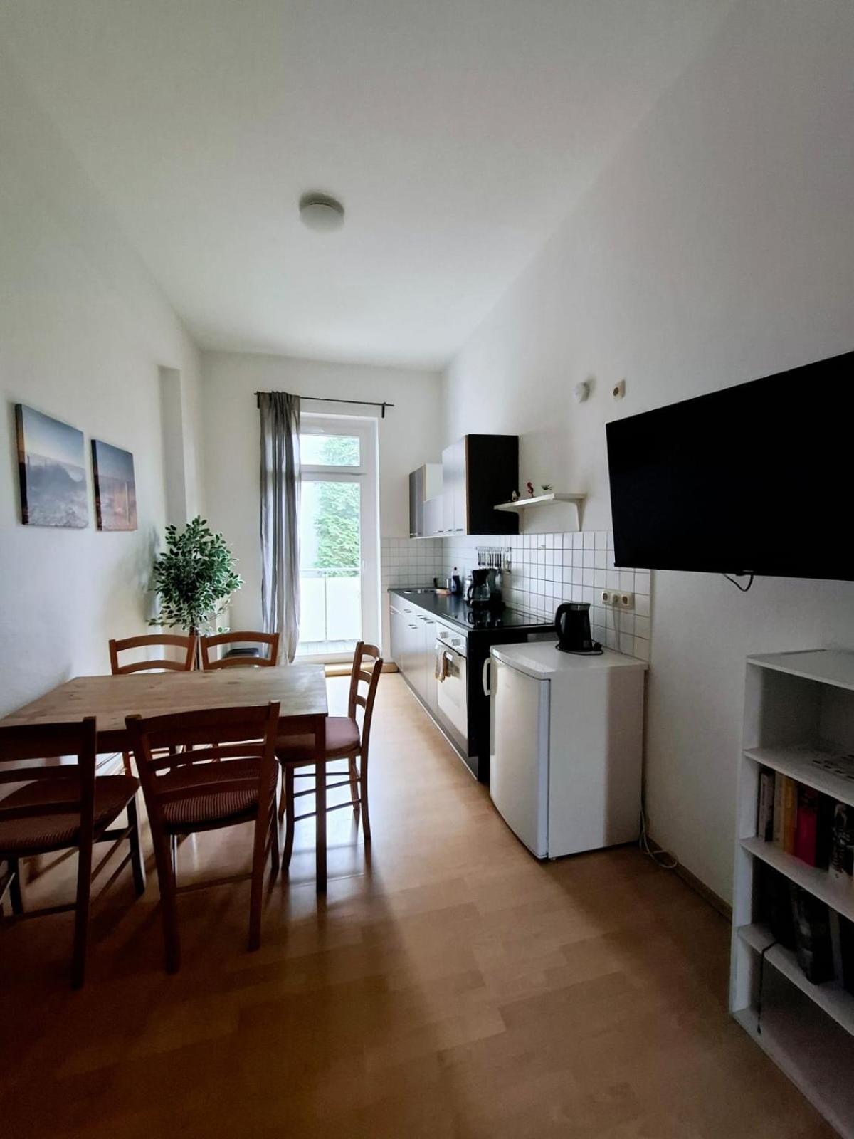Altbauwohnung Direkt An Der Karli Mit Balkon - Netflix Inklusive Leipzig Luaran gambar