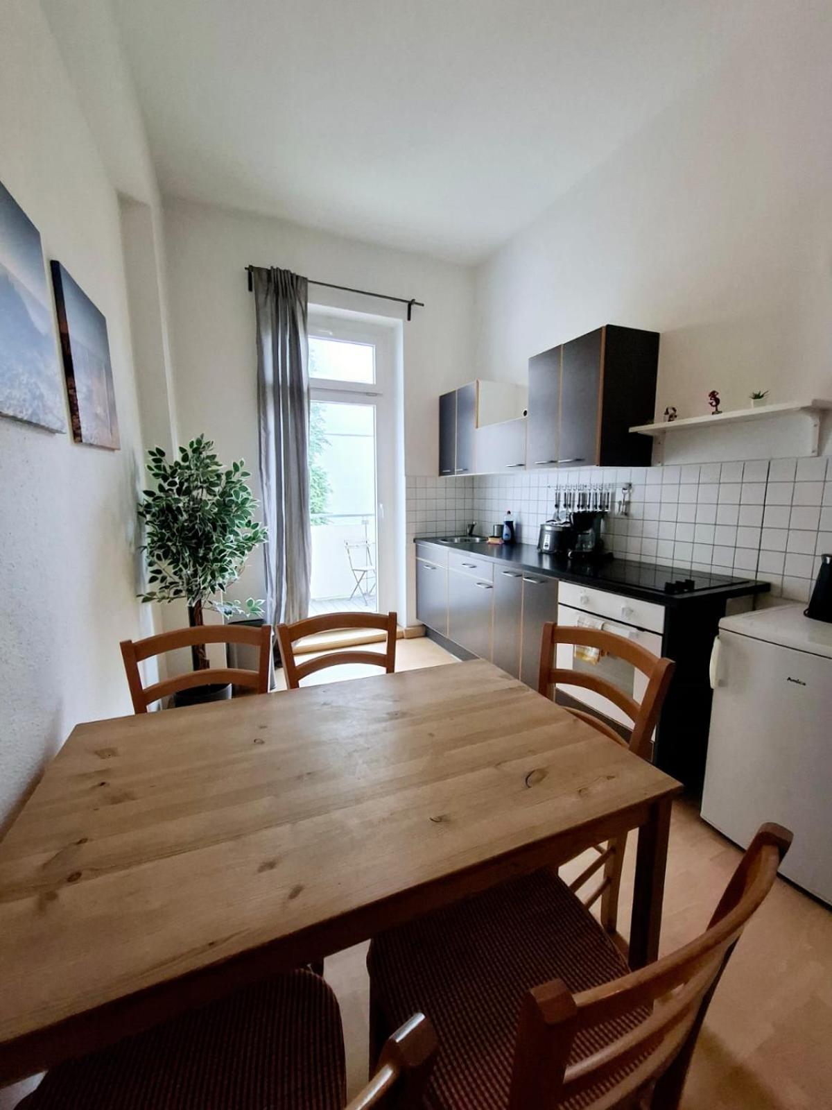 Altbauwohnung Direkt An Der Karli Mit Balkon - Netflix Inklusive Leipzig Luaran gambar