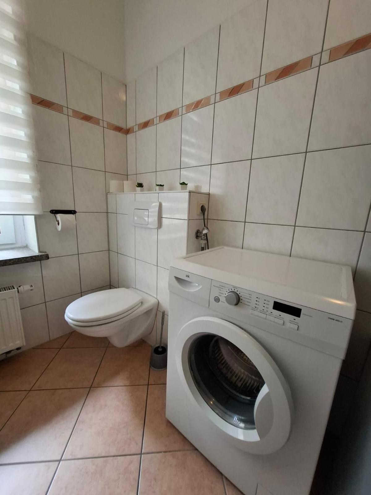 Altbauwohnung Direkt An Der Karli Mit Balkon - Netflix Inklusive Leipzig Luaran gambar