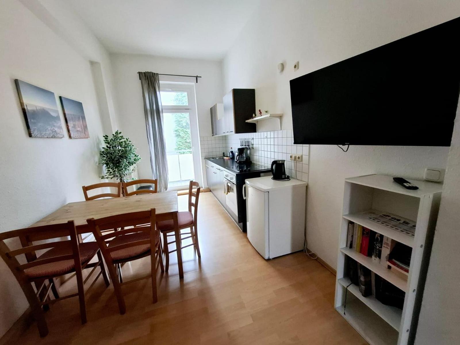 Altbauwohnung Direkt An Der Karli Mit Balkon - Netflix Inklusive Leipzig Luaran gambar