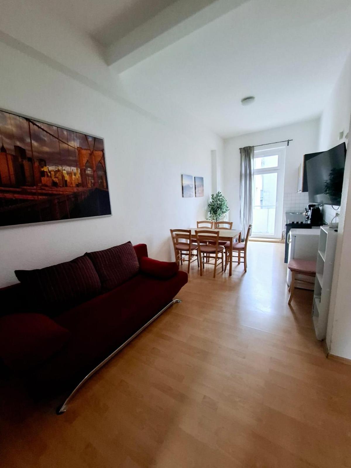 Altbauwohnung Direkt An Der Karli Mit Balkon - Netflix Inklusive Leipzig Luaran gambar